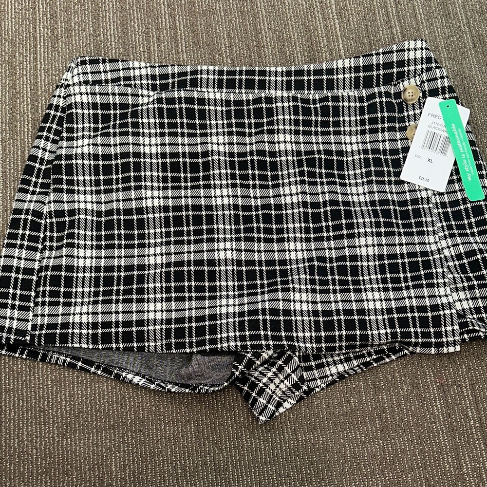 NWT Trendy Black and White Plaid Women Shorts